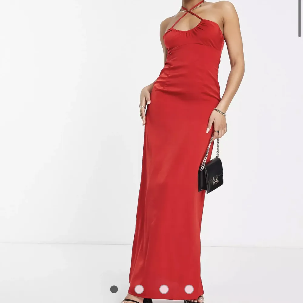 Säljer min röda klänning då jag inte har användning av den. Endast använt den en gång. Storlek 36❤️. Klänningar.