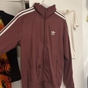 Skön adidas zipup i röd/brun - Fick denna som present men har aldrig riktigt diggat den, använd en gång. Felfri 