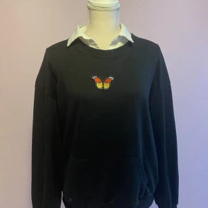 Svart fin tröja med skjort krage💕 - En fin tröja med fjäril på. Tröjan har en skjort krage och är knappt använd!