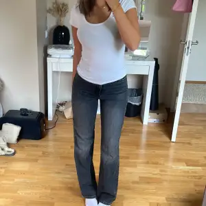 Full lenght Zara jeans i en så snygg grå färg!🤍Jag är 177 cm