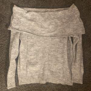 säljer denna gråa stickade tröja från hm som är i bra skick!💓