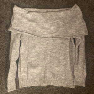 stickad grå tröja från hm💓 - säljer denna gråa stickade tröja från hm som är i bra skick!💓
