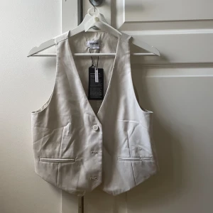 Kostymväst  - Helt oanvänd väst ifrån WEEKDAY med prislappen kvar ☺️