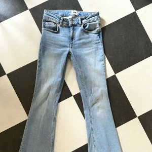Lågmidjade jeans - Säljer mina snygga lågmidjade bootcut jeans då de inte passar mig längre! Knappt använda och väldigt bekväm passform! Passar perfekt i längd för dig som e 165 eller kortare!💙🩵