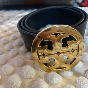 Tory Burch bälte  - Några år gammalt bälte finns lite små repor på metallen men annars i gott skick. Köpt på Nk Göteborg.  Storlek xxs 