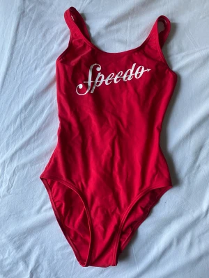 Speedo simkläder - Röda Speedo simkläd. Oanvänd