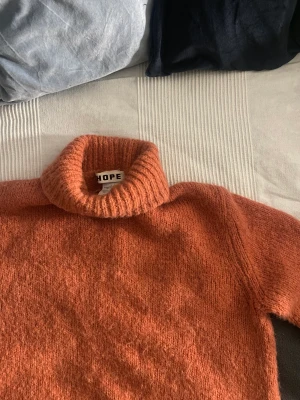 Stickad tröja - Säljer min aprikosfärgade stickade tröja från hope! Nypris ca 2500