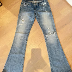 Lågmidjade jeans  - Säljer dessa OTROLIGT snygga lågmidjade och utsvängda jeans då dem tyvär ej passade mig, därför har jag inga bilder på. Midjemått: 74 innerbensläng: 82