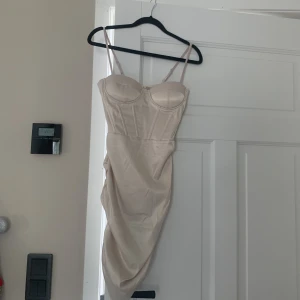 Klänning - Jätte fin krämvit klänning, strl xs, säljer då jag ej använder den, aldrig använd bara testad 