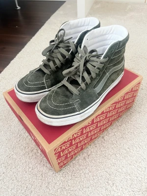 Vans  - Säljer mina höga vans i en så fin grön färg så snygga passar jättebra till hösten😍 använda ett fåtal gånger 
