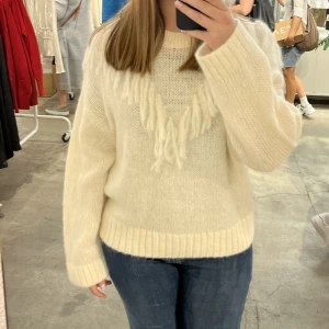 Vit stickad tröja  - Vit stickad tröja med fransar i ull.  Ordinarie pris 890kr  Från other stories  Storlek M  Bra skick