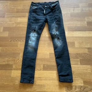 Dsquared jeans svarta - Äkta dsquared2 byxor i bra skick. Storlek S