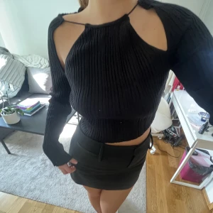 Top svart - Svart top med cool design. Bra skick