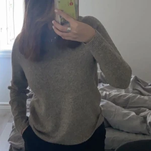 Stickad tröja  - Super fin tunn stickad tröja från vila 💕