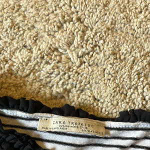 Zara topp - En jätte söt topp från zara! Säljs inte längre och i nyskick! I storlek S