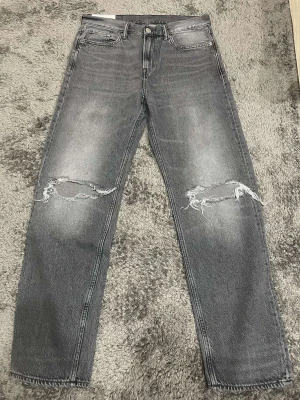 Gråa jeans - Säljer dessa as sköna jeansen i den populära färgen grå, jeansen passar till allt och är i storlek 31/32 och passformen är regular fit! Vid frågor hör av er!