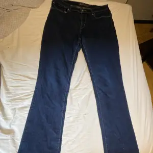 Säljer denna snygga mörka bootcut jeans pga flytt. Bra skick. Skriv vid frågor och prisförslag 🫶