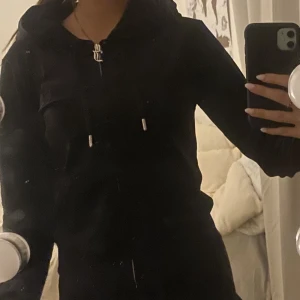 Juicy Couture tröja - Svart Juicy Couture tröja i strl S, sällan använd och i mycket bra skick🥰Just nu är det fri frakt så passa på att köpa💘
