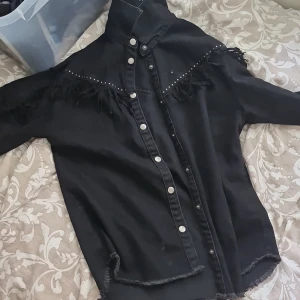 Jeans jacka - Svart jeans jacka/kofta från zara i stl 164 köpt för 599kr bra skick