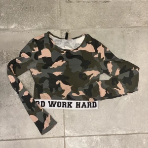 Croptop - Camomönstrad croptop