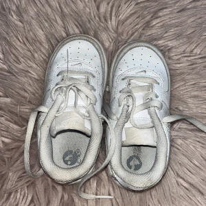 Barn skor Nike  - Säljer knappt använda barnskor, i storlek 25 och 23,5, otvättade men dom går att tvätta och få vitare. 