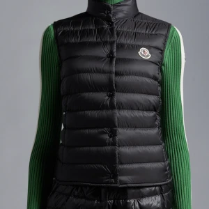 Moncler väst - Säljer min Moncler väst då jag inte får någon användning av den original priset ligger runt 7.000 men säljer för 2300, priset kan diskuteras i en snabb affär