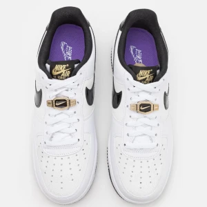 Nike air force 1 ’07 LV8 EMB - Knappt använda, nyskick. Säljer dom då dom är för små för mig 🥺 TAPPAT BORT GULDDETALJEN TILL SNÖRENA. 
