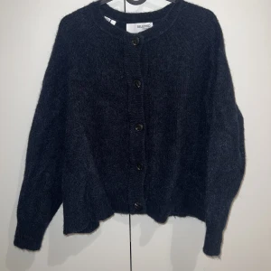 Mörkblå stickad kofta - Stickad kofta från selected femme.  Ordinarie pris: 699kr  Storlek L men den är väldigt liten i storleken. Mer som en S/M Ull