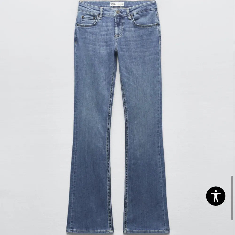 Dessa byxor är slutsålda jeans från zara. De är i mycket bra skick och endast använt ett par enstaka gånger. Säljer då jag har mycket liknande jeans redan. Skriv för fler bilder!💞. Jeans & Byxor.