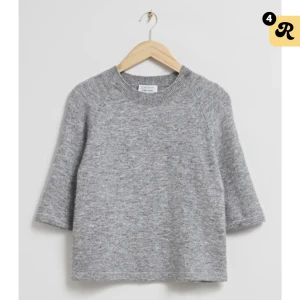 & other stories tröja!😍 - Hej! Jag säljer denna grå & other stories tröjan i storlek xs❤️ jätte fint skick, inga fläckar elr nått☺️ om det är många intresserade så kommer jag starta en budgivning så skriv till mig vid intresse🥰