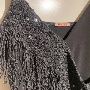 Svart fest topp - Super fin svart fest topp med paljetter och fransar!!😍 Endast använd en gång 🫶🏽 passar både S och M