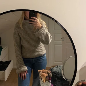 Stickat polo tröja - En fin stickat polo tröja i storlek s från nakd som knapöt är använd.