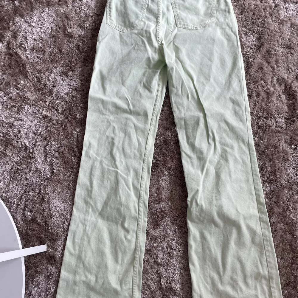 Ljusgröna bootcut byxor från na-kd Storlek 38 Använda 1 gång . Jeans & Byxor.