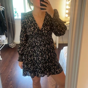 Blommig mid klännig  - Använd 1 gång original pris 399