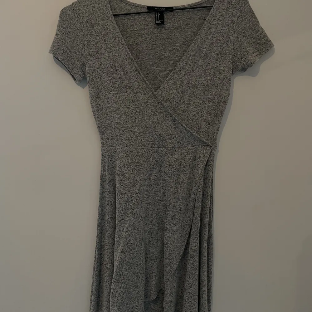 En härlig grå omlottklänning i ett skönt lätt material👗. Klänningar.