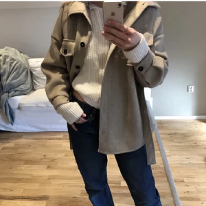 Kappa - Säljer min kappa pga att jag inte använder den. Super snygg och inget täcken på skada nånstans, hon på bilderna är 170cm och modellen är tall (str 36) ❤️❤️ pris kan diskuteras ❤️