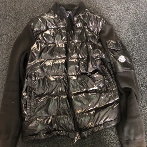 Moncler Cardigan - Säljer min moncler cardigan, gamla modellen så därför finns ingen Nfc tag men qr koden fungerar perfekt. Inga skador på jackan och dragkedjorna / fickorna fungerar som dom ska. 