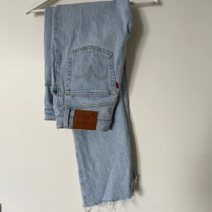 Levi’s 501 - Levi’s 501 i modellen ”crop samba goal”. Nypris 1199kr, mycket bra skick då de knappt är använda 🦋 Waist: 28 Leg: 30