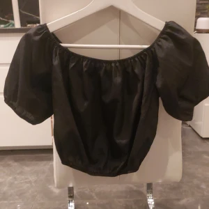 Croppad Blus - Croppad Blus i svart Ny med prislapp i storlek 36