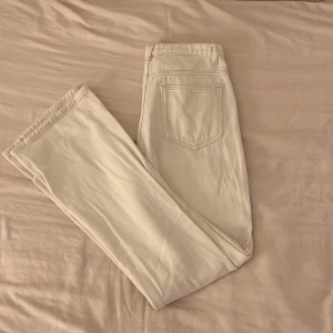 Beige byxa - Byxan sitter ganska tajt. Den passar nog en person som är 165 eller kortare (det kan vara så att upp till 168 funkar men är osäker). Den är andvänd max 4 gånger om inte mindre. Skriv i DM för mer info.