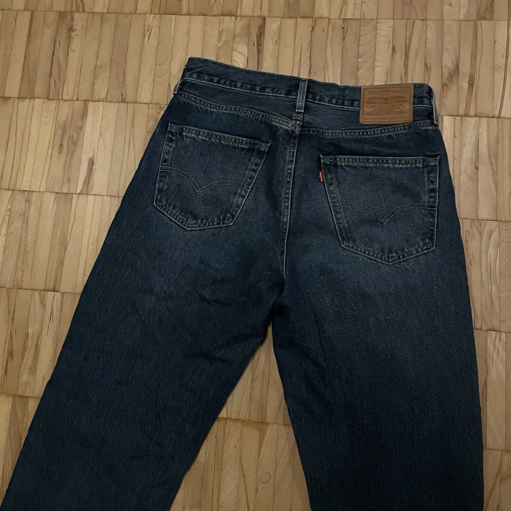 Blåa Levi’s jeans i loose fit. ”Stay Loose”. Använda men i bra skick.  Nypris runt 1300kr. Jeans & Byxor.