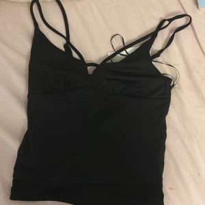 Svart topp - Säljer denna snygga svarta topp då den inte passade mig. Den är aldrig använd och prislappen finns kvar. Skriv för fler frågor. Pris kan diskuteras