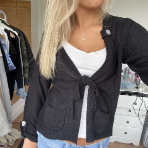 Kofta/bolero - Säljer denna jättefina trekvartsärmade kofta från Massimo dutti, fint skick! Inge defekter eller så🌟