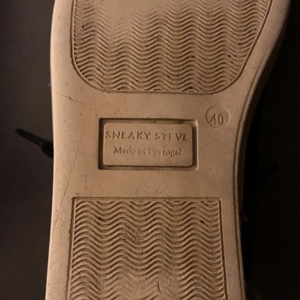 Sneaky steve skor i storlek 40, använt några gånger men nytvättade. Köpt för 1400kr. Skor.