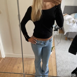 Tröja  - Stickad tröja från zara med knappt på armarna, kragen är avklippt så att tröjan är lite ”off shoulder” 🌟