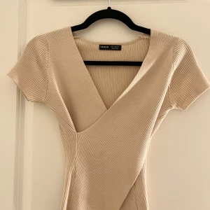XXS-S (Medium?)  - Ribbad Stretch material som passar från XXS-S KANSKE till och med Medium 