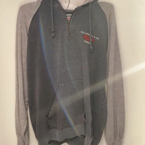 Hoodie - Dragkedjan fungerar fortfarande utan dragsaken haha