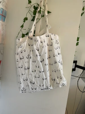Tote bag - En så fin tote bag från monki med motiv av tuttar som en form av femenism, så häftig men kommer tyvärr inte till användning längre! Tryck på köp nu eller kontakta mig vid frågor/ sammfrakt 💗  