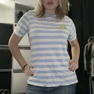 T-shirt - Gulligaste randiga tröjan med broderi. Super fin. Bra skick.