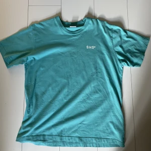 SNS t-shirt - T-shirt från Sneakers and Stuff med tryck på ryggen. Storlek M men passar bra, lite oversized, på mig som har storlek S💕